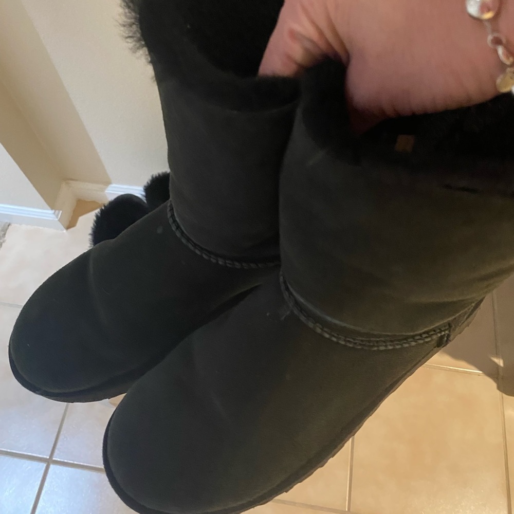 Uggs in black with two bows, size 10. Used.